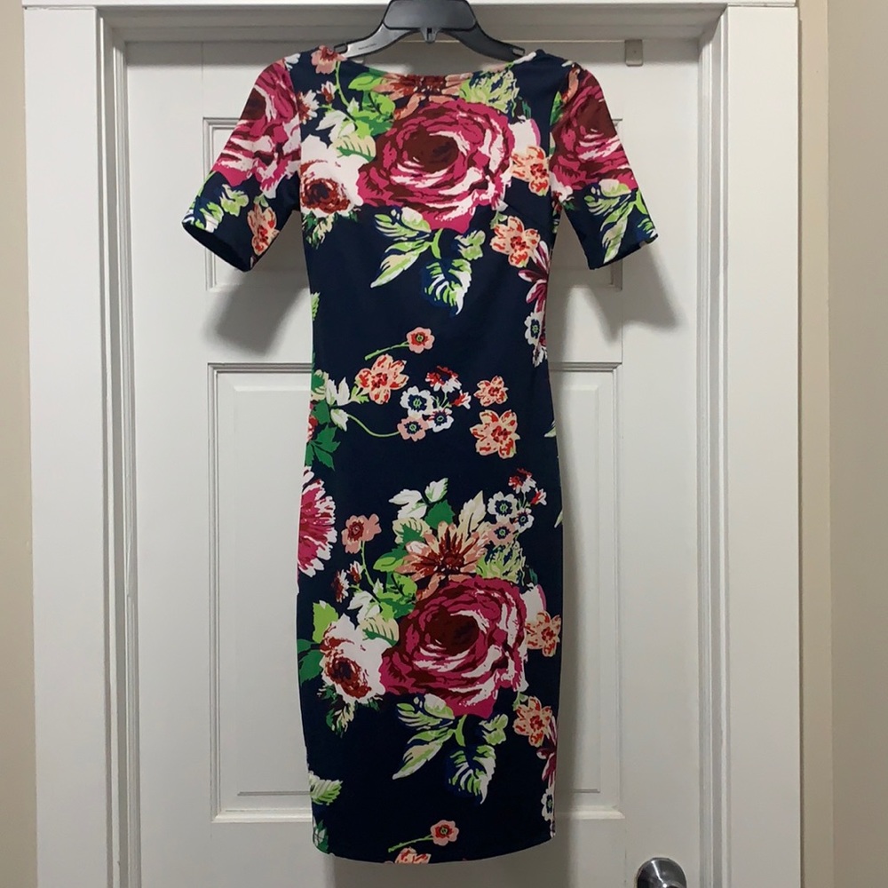 FORM FITTED FLORAL DRESS